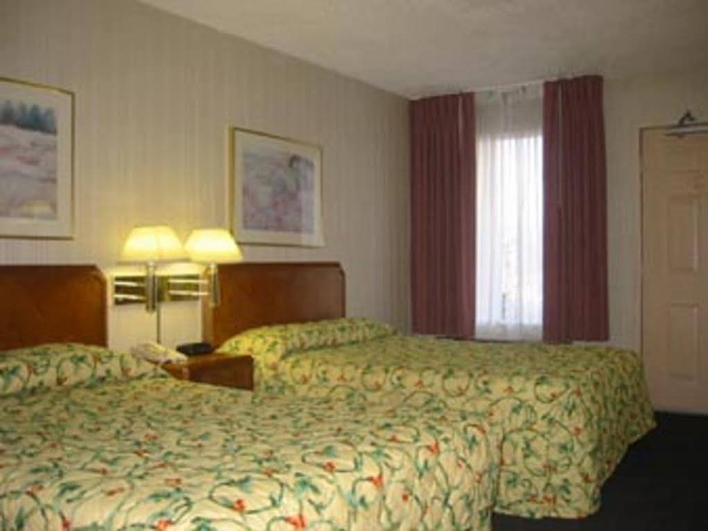 Travelodge By Wyndham Fort Wayne North Exterior photo
