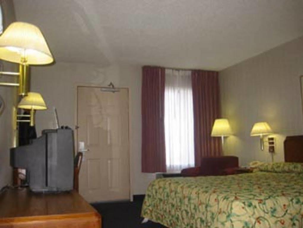 Travelodge By Wyndham Fort Wayne North Exterior photo